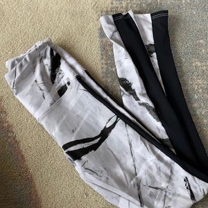 Strut this super fun mid rise leggings